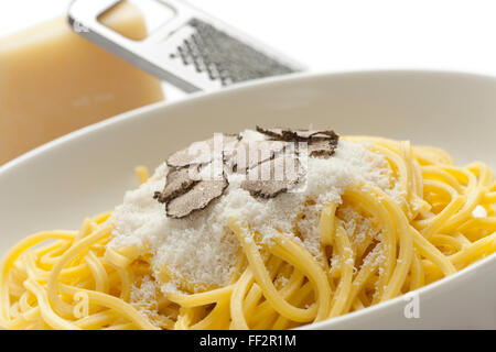 Spaghetti mit schwarzen Wintertrüffel und Parmesan-Käse auf einem Teller Stockfoto