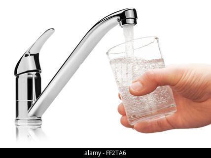 Glas gefüllt mit Trinkwasser aus dem Wasserhahn, auf dem weißen Hintergrund isoliert. Stockfoto