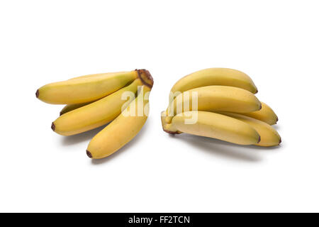Trauben von frischen Baby Bananen auf weißem Hintergrund Stockfoto