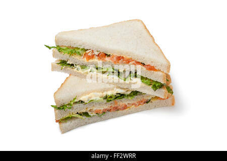 Frischer Lachs und Ei-Club-Sandwich auf weißem Hintergrund Stockfoto
