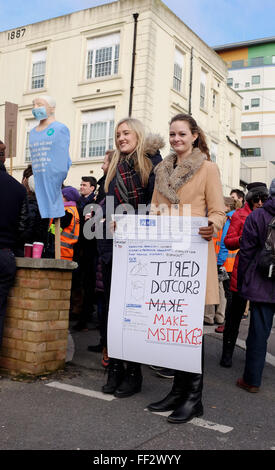 Brighton, Sussex, UK. 10. Februar 2016. Junior-Ärzte auf die Streikposten außerhalb der Royal Sussex County Hospital in Brighton heute, wie sie auf Großbritannien Kredit an dem eintägigen landesweiten Streik teilnehmen: Simon Dack/Alamy Live News Stockfoto