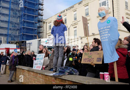 Brighton, Sussex, UK. 10. Februar 2016. Junior-Ärzte auf die Streikposten außerhalb der Royal Sussex County Hospital in Brighton heute, wie sie auf Großbritannien Kredit an dem eintägigen landesweiten Streik teilnehmen: Simon Dack/Alamy Live News Stockfoto