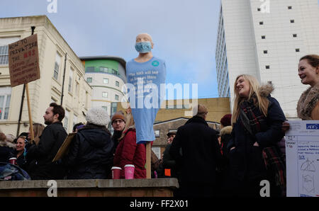 Brighton, Sussex, UK. 10. Februar 2016. Junior-Ärzte auf die Streikposten außerhalb der Royal Sussex County Hospital in Brighton heute, wie sie auf Großbritannien Kredit an dem eintägigen landesweiten Streik teilnehmen: Simon Dack/Alamy Live News Stockfoto