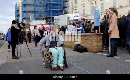 Brighton, Sussex, UK. 10. Februar 2016. Ein Patient im Rollstuhl übergibt die Junior-Ärzte auf die Streikposten außerhalb der Royal Sussex County Hospital in Brighton heute, wie sie auf Großbritannien Kredit an dem eintägigen landesweiten Streik teilnehmen: Simon Dack/Alamy Live News Stockfoto