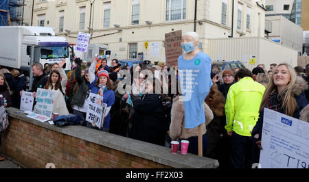 Brighton, Sussex, UK. 10. Februar 2016. Junior-Ärzte auf die Streikposten außerhalb der Royal Sussex County Hospital in Brighton heute, wie sie auf Großbritannien Kredit an dem eintägigen landesweiten Streik teilnehmen: Simon Dack/Alamy Live News Stockfoto