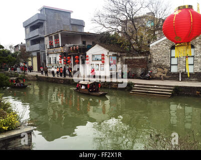 Foshan, China Guangdong Provinz. 10. Februar 2016. Touristen besuchen Fengjian alten Dorf in Foshan City, Guangdong Provinz Süd-China, 10. Februar 2016. Fengjian alte Dorf wird mit seiner wässrigen Landschaft gekennzeichnet. © Zhuang Jin/Xinhua/Alamy Live-Nachrichten Stockfoto