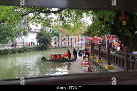 Foshan, China Guangdong Provinz. 10. Februar 2016. Touristen besuchen Fengjian alten Dorf in Foshan City, Guangdong Provinz Süd-China, 10. Februar 2016. Fengjian alte Dorf wird mit seiner wässrigen Landschaft gekennzeichnet. © Zhuang Jin/Xinhua/Alamy Live-Nachrichten Stockfoto