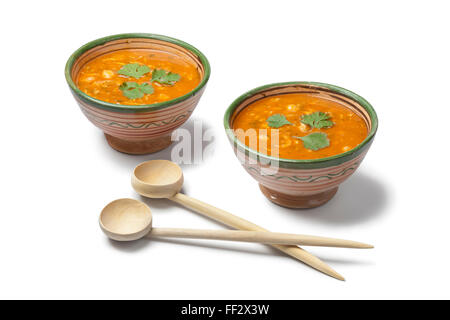 Marokkanische Harira Suppe in traditionellen Schalen und Kochlöffel Stockfoto