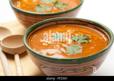 Traditionelle marokkanische Harira Suppe serviert im traditionellen Schalen mit Holzlöffel Stockfoto