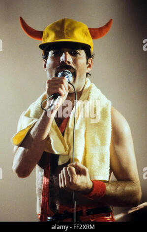 LEIDEN, Niederlande - 27. November 1980: Freddy Mercury, Sänger der britischen Band Queen während eines Konzerts in der Groenoordhallen Stockfoto