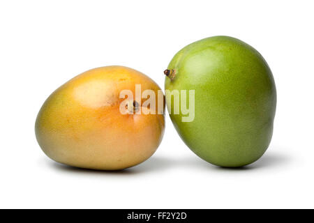 Paar frische reife ganze Mangos auf weißem Hintergrund Stockfoto