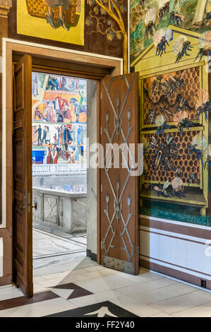 Das Rathaus (Radhus), Oslo, Norwegen. Der East-Gallery, mit Fresken von pro Krohg zum Thema der Stadt und des Landes Stockfoto