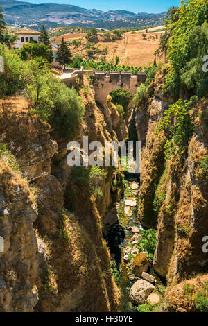 Die Puente Viejo (alte Brücke) ist die älteste und kleinste der drei Brücken, die die 120-Meter tiefen Abgrund zu überspannen, der Guadalevin trägt Stockfoto