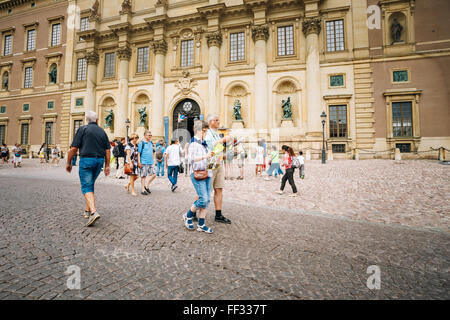 STOCKHOLM, Schweden - 30. Juli 2014: Touristen besuchen den Königspalast in Gamla Stan, wo König Carl XVI. Gustaf hat seine Arbeiten aus Stockfoto
