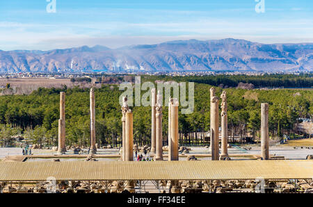 Blick auf Persepolis aus dem Grab des Artaxerxes III - Iran Stockfoto