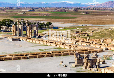 Blick auf Persepolis aus dem Grab des Artaxerxes III - Iran Stockfoto