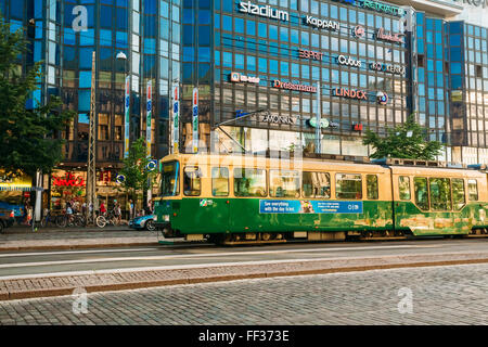 HELSINKI, Finnland - 28. Juli 2014: Straßenbahn fährt von einer Haltestelle an der Mannerheimintie Street in Helsinki Stockfoto