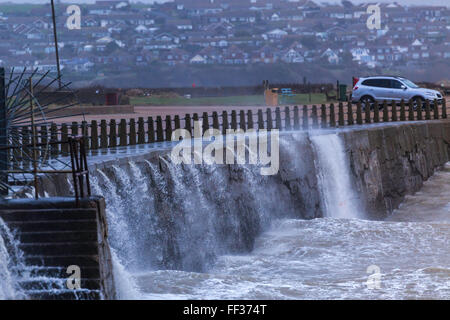 Wasser fließt zurück in Hafen als schwerer See und Gale Force Winde Pfund der West-Anlegestelle in Newhaven Harbour Stockfoto
