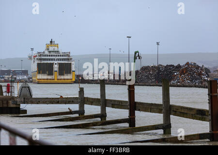 Newhaven Dieppe Autofähre im Hafen durch Stürme und schwerer See gefangen Stockfoto