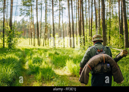 SVETLAHORSK, BELARUS - 20. Juni 2014: Unidentified Re Enactor verkleidet als Soldat während der Veranstaltungen zum 70. davon Stockfoto