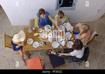Eine Familie sitzen zum Frühstück während des Urlaubs in einer Mietwohnung in Spanien Stockfoto