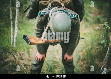 SVETLAHORSK, BELARUS - 20. Juni 2014: Unidentified Re Enactor verkleidet als Soldat während der Veranstaltungen zum 70. davon Stockfoto