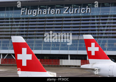 Zürich, Schweiz - 23. Januar 2016: Swiss International Air Lines Flugzeuge am Zürich Flughafen (ZRH) in der Schweiz. Zürich A Stockfoto