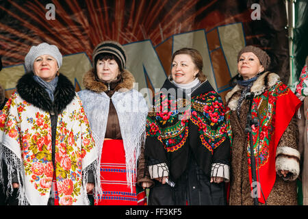 GOMEL, Weißrussland - 21. Februar 2014: Unbekannte Frauengruppe in nationale Kleidung zur Feier der Masleniza - traditionelle russische h Stockfoto