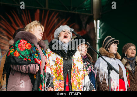 GOMEL, Weißrussland - 21. Februar 2014: Unbekannte Frauengruppe in nationale Kleidung zur Feier der Masleniza - traditionelle russische h Stockfoto