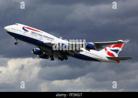 London Heathrow, Vereinigtes Königreich - 28. August 2015: A British Airways Boeing 747 mit der Registrierung G-BNLP ausziehen aus Lon Stockfoto