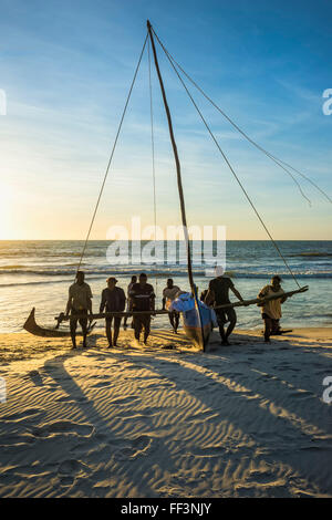 Madagassische Fischer aus Angeln Reise, Morondava, Toliara Provinz, Madagaskar Stockfoto