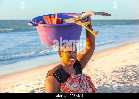 Madagassischen Frau mit Fisch im Becken auf dem Kopf, Morondava, Provinz Toliara, Madagaskar Stockfoto