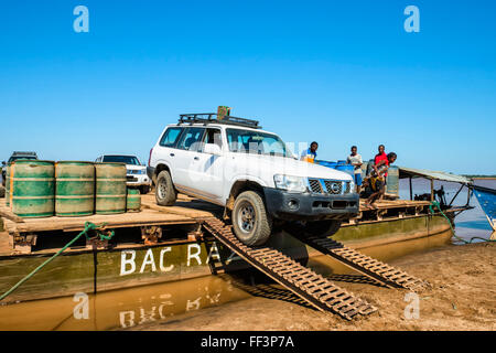 Allrad-Antrieb Auto Verschiebung von der Fähre, Belo Sur Tsiribihina, Morondava, Provinz Toliara, Madagaskar Stockfoto