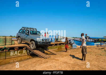 Allrad-Antrieb Auto Verschiebung von der Fähre, Belo Sur Tsiribihina, Morondava, Provinz Toliara, Madagaskar Stockfoto