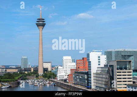 Moderne Bürogebäude und Rhein Turm, Medienhafen, Düsseldorf, Nord Rhein Westfalen, Deutschland Stockfoto