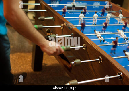 Eine Hand eines Spielers Fusball zu bewaffnen Stockfoto