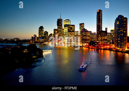 Brisbane River mit Skyline der Stadt und Citycat bei Blick auf den Sonnenuntergang von der Story Bridge Stockfoto