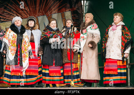 GOMEL, Weißrussland - 21. Februar 2014: Unbekannte Frauengruppe in nationale Kleidung zur Feier der Masleniza - traditionelle russische h Stockfoto