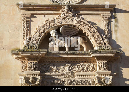 Portal der Kapelle St Marks mit dem Löwen-Symbol der Republik Venedig, Lecce, Apulien, Italien Stockfoto