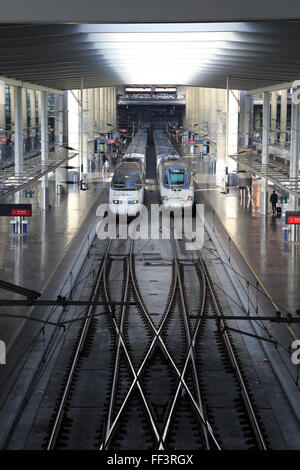 Zwei RENFE Alvia-Züge am Bahnsteig der Bahnhof Atocha, Madrid, Spanien Stockfoto