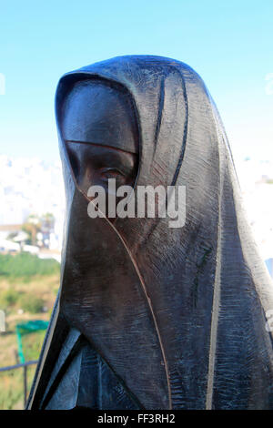 Statue, Nahaufnahme von traditionelle Kleidung getragen von Frauen in Vejer De La Frontera, Provinz Cadiz, Spanien Stockfoto