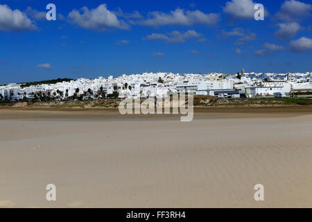 Sandigen Strand und Dorf von Conil De La Frontera, Provinz Cadiz, Spanien Stockfoto