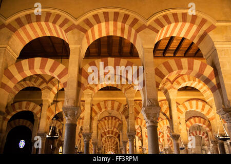 Maurische Bögen in die ehemalige große Moschee jetzt Kathedrale, Cordoba, Spanien Stockfoto