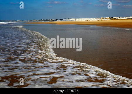 Welle brechen auf sandigen Strand von Conil de la Frontera, Provinz Cadiz, Spanien Stockfoto