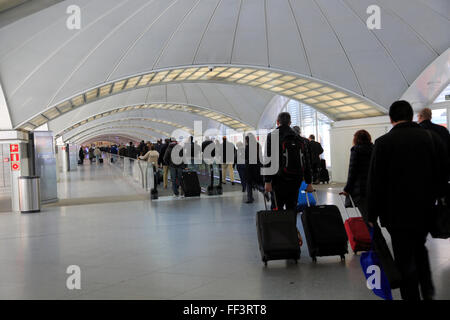 Passagiere, die ziehen Gepäcktaschen auf einem hellen Korridor, Bahnhof Atocha, Madrid, Spanien Stockfoto