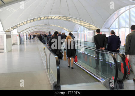 Passagiere, die ziehen Gepäcktaschen auf einem hellen Korridor, Bahnhof Atocha, Madrid, Spanien Stockfoto