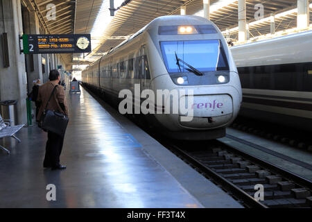 RENFE Zug am Bahnsteig, Bahnhof Cordoba, Spanien Stockfoto