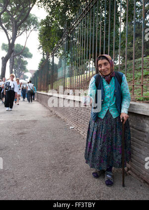 Eine ältere Dame auf öffentlicher Straße in Rom, Italien, Mitteleuropa betteln. Stockfoto