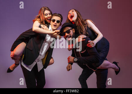 Multiethnische Gruppe glücklich junger Leute, die Spaß auf farbigen Hintergrund Stockfoto