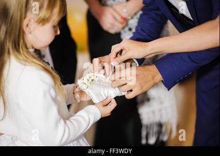 Braut und Bräutigam sind Ringe auf ihrer Hochzeit ändern. Stockfoto